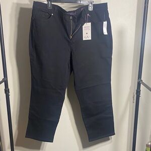 Amanda Women's Classic Black Cropped Jeans